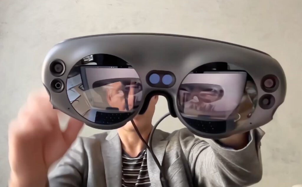 Oliver Proske mit einer VR-Brille von Magic Leap